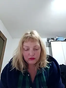 LiluLiluLilu online show from December 22, 2025, 7:22 pm