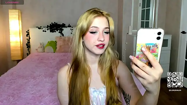 Snapshot of LightStar_18 chatting on October 20, 2025, 11:10 am LightStar 18 online show from October 20, 2025, 11:10 am