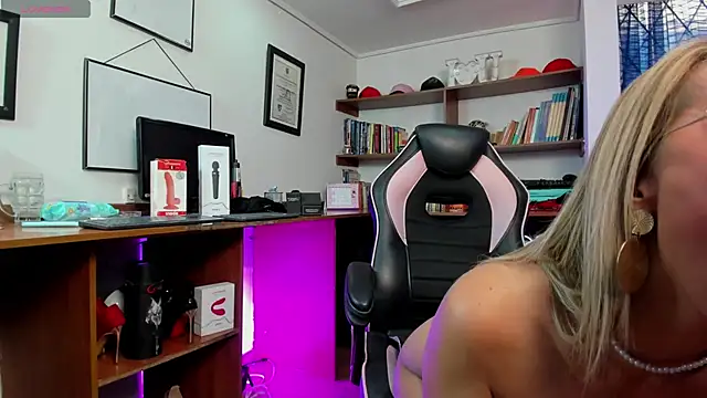 Snapshot of GretaVoss_ chatting on February 3, 2026, 7:19 pm GretaVoss online show from February 3, 2026, 7:19 pm