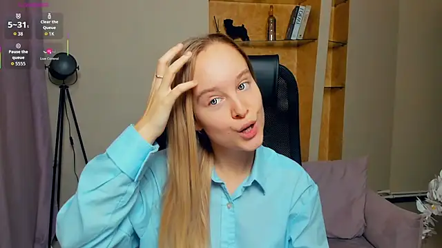 SoonMoor online show from November 19, 2025, 7:36 pm