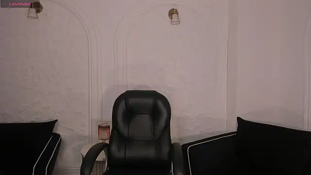 MayaMoretti  online show from December 14, 2025, 3:12 am