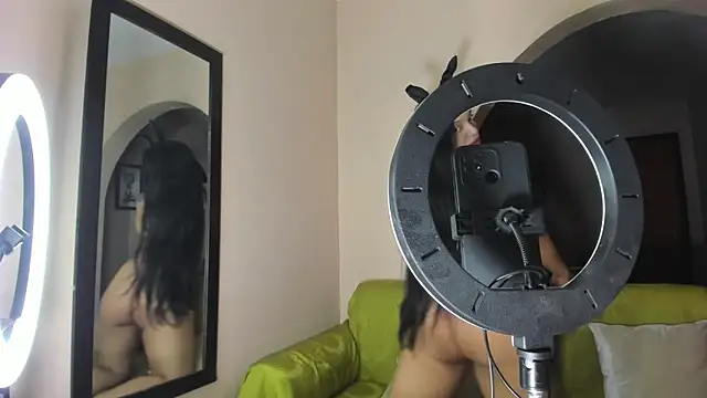 Snapshot of BiancaMoreti chatting on October 31, 2025, 10:44 pm BiancaMoreti online show from October 31, 2025, 10:44 pm