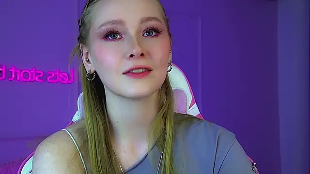 AgataFoxley online show from April 22, 2026, 6:31 pm