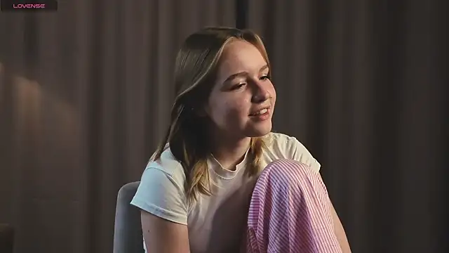 VinnieSerrano online show from September 28, 2025, 3:06 pm