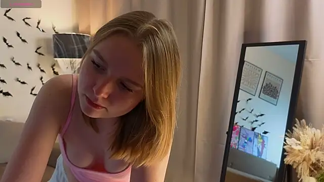 VinnieSerrano online show from November 9, 2025, 2:59 pm