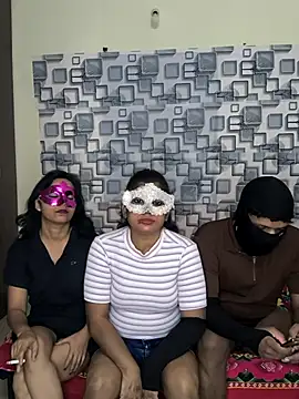 Family02 online show from December 17, 2025, 4:57 pm