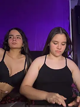 Snapshot of Ashley_and_Zoe chatting on October 20, 2025, 3:29 am Ashley and Zoe online show from October 20, 2025, 3:29 am