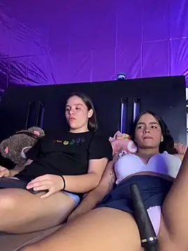 Snapshot of Ashley_and_Zoe chatting on October 30, 2025, 11:16 pm Ashley and Zoe online show from October 30, 2025, 11:16 pm