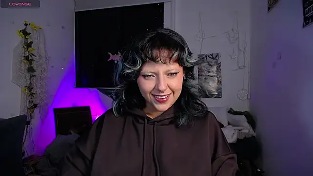 Snapshot of AlmaNanax chatting on May 10, 2026, 7:35 am AlmaNanax online show from May 10, 2026, 7:35 am