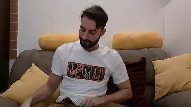 Snapshot of Amicisegreti chatting on December 17, 2025, 4:24 pm Amicisegreti online show from December 17, 2025, 4:24 pm