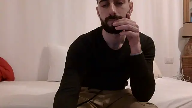 Snapshot of Amicisegreti chatting on March 27, 2026, 5:45 pm Amicisegreti online show from March 27, 2026, 5:45 pm