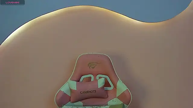 Snapshot of SkylerBloomm chatting on November 3, 2025, 3:41 am SkylerBloomm online show from November 3, 2025, 3:41 am