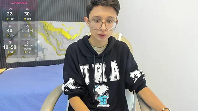 Snapshot of SantiagoRusso18 chatting on September 29, 2025, 12:32 pm SantiagoRusso18 online show from September 29, 2025, 12:32 pm