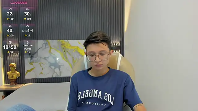 Snapshot of SantiagoRusso18 chatting on October 5, 2025, 12:36 pm SantiagoRusso18 online show from October 5, 2025, 12:36 pm