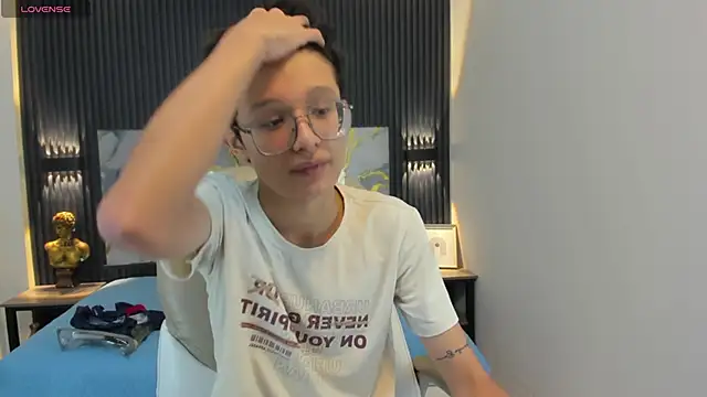 Snapshot of SantiagoRusso18 chatting on October 30, 2025, 12:17 pm SantiagoRusso18 online show from October 30, 2025, 12:17 pm