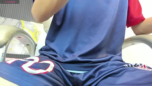 Snapshot of SantiagoRusso18 chatting on November 5, 2025, 12:38 pm SantiagoRusso18 online show from November 5, 2025, 12:38 pm