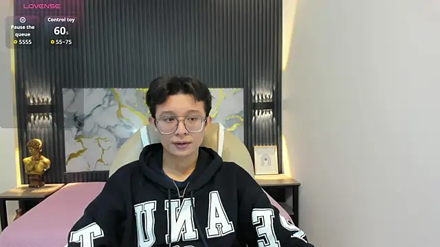 Snapshot of SantiagoRusso18 chatting on November 9, 2025, 12:36 pm SantiagoRusso18 online show from November 9, 2025, 12:36 pm