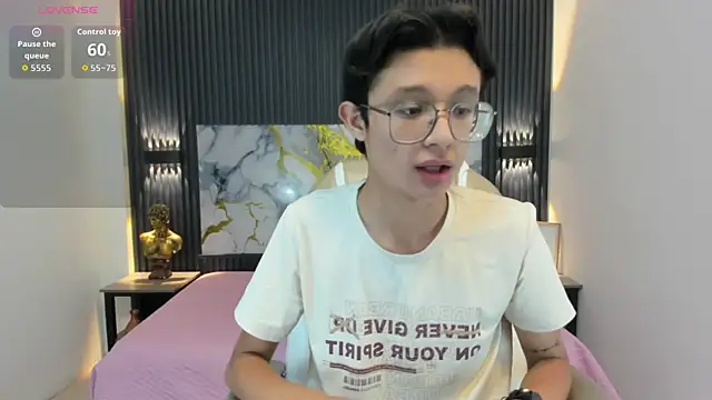 Snapshot of SantiagoRusso18 chatting on November 11, 2025, 1:11 pm SantiagoRusso18 online show from November 11, 2025, 1:11 pm