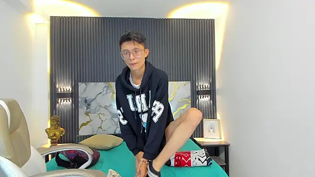 SantiagoRusso18 online show from December 22, 2025, 1:08 pm