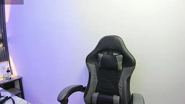 SantiagoRusso18 online show from February 22, 2026, 8:07 pm