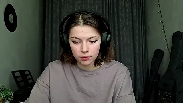 CutieAnny online show from February 16, 2026, 6:09 am