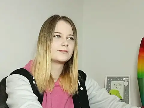 Snapshot of LydiaYoung chatting on November 13, 2025, 7:24 pm LydiaYoung online show from November 13, 2025, 7:24 pm