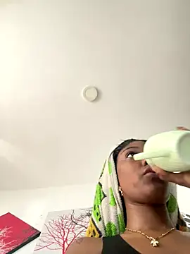 zaracollins01 online show from October 4, 2025, 5:00 pm