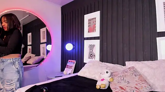 Manelyk evanss  online show from March 18, 2026, 7:50 pm