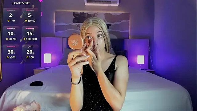 Isabella glam online show from October 7, 2025, 7:00 pm