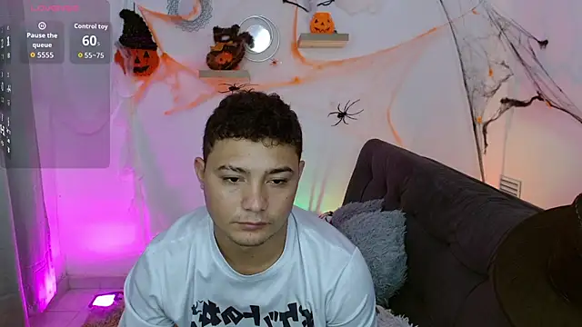 Snapshot of antonella_n_brian chatting on October 31, 2025, 6:53 pm antonella n brian online show from October 31, 2025, 6:53 pm