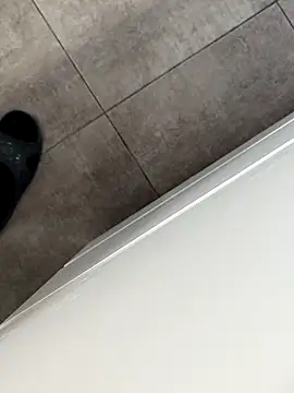 Snapshot of Yazaza1999 chatting on September 29, 2025, 10:42 am Yazaza1999 online show from September 29, 2025, 10:42 am