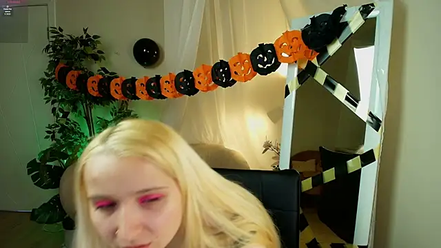 Snapshot of Milana_Key chatting on October 24, 2025, 10:06 pm Milana Key online show from October 24, 2025, 10:06 pm