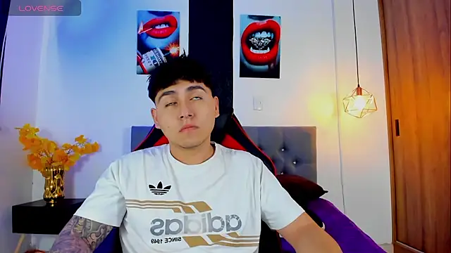 Snapshot of Nicolas_James_Sc chatting on November 4, 2025, 1:32 pm Nicolas James Sc online show from November 4, 2025, 1:32 pm