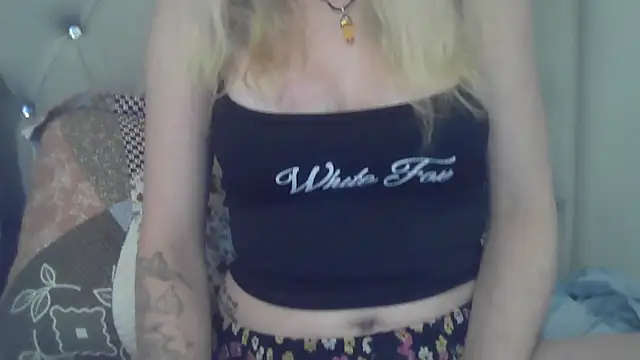 Snapshot of flirty_babe_x chatting on May 19, 2026, 7:20 pm flirty babe x online show from May 19, 2026, 7:20 pm