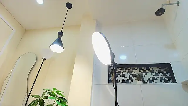 keila hott20 online show from October 20, 2025, 1:55 pm