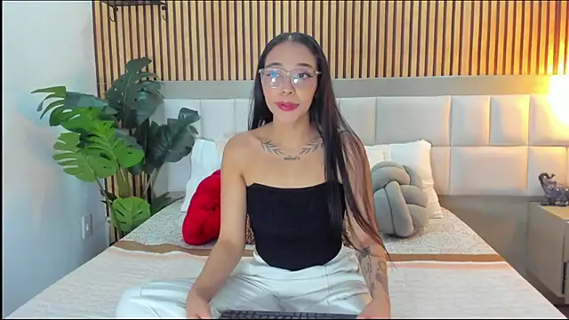 Roseaurora online show from February 23, 2026, 12:46 pm