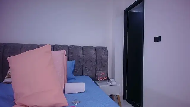 sweegirl69 online show from November 6, 2025, 12:06 pm