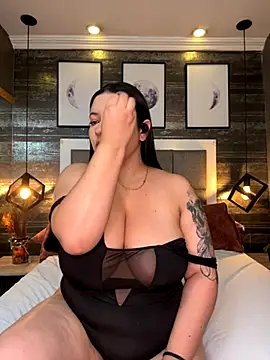 SophieCurves online show from October 8, 2025, 2:47 pm