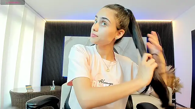 sofiapalacioss online show from February 16, 2026, 7:43 pm