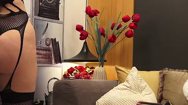 Mia Swano online show from February 8, 2026, 10:35 pm