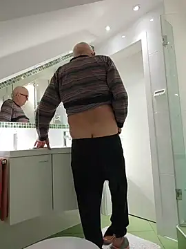 Snapshot of Oldmenhot66 chatting on February 5, 2026, 5:23 am Oldmenhot66 online show from February 5, 2026, 5:23 am