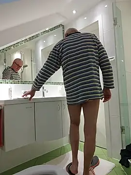 Snapshot of Oldmenhot66 chatting on April 1, 2026, 4:57 am Oldmenhot66 online show from April 1, 2026, 4:57 am