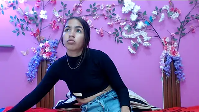 skinnysofia18 online show from November 17, 2025, 1:28 pm