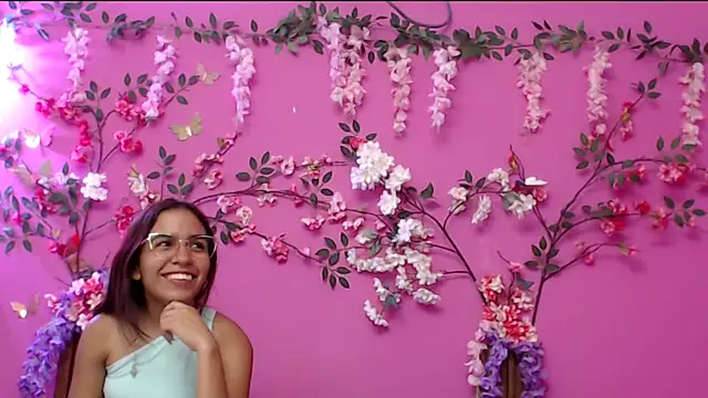 skinnysofia18 online show from December 3, 2025, 1:20 pm