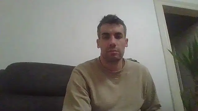 JulioIsHere4you online show from December 18, 2025, 10:49 pm