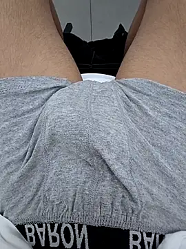 sinyorwhitee online show from September 11, 2025, 3:34 pm
