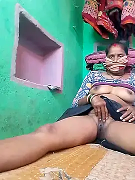 Snapshot of CUTE-004 chatting on November 8, 2025, 10:04 am CUTE-004 online show from November 8, 2025, 10:04 am