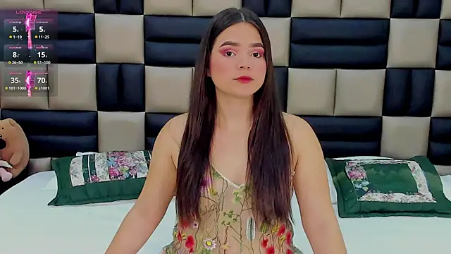 AlanaCusack online show from November 4, 2025, 12:04 pm