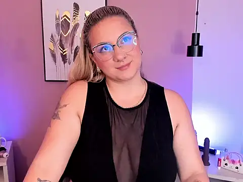 hollie joliie online show from October 7, 2025, 12:02 pm