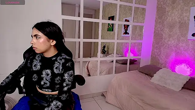 Snapshot of violerr_01 chatting on October 26, 2025, 6:58 pm violerr 01 online show from October 26, 2025, 6:58 pm